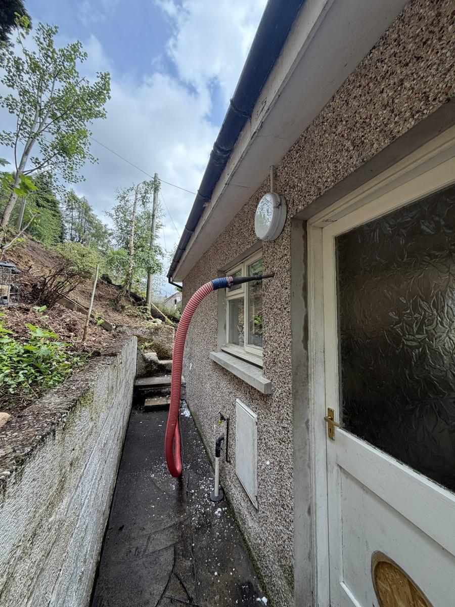 Insulation hose running up to a high-level injection point, Highlands